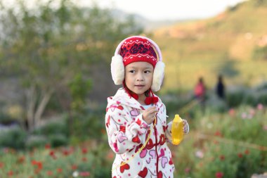 Asyalı çocuk sabun köpüğü ile