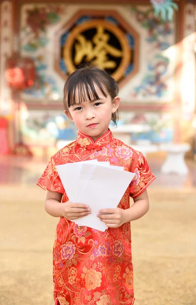 Söt flicka i asiatiska klänning — Stockfoto