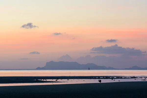 Schöner Sonnenuntergang am Meeresstrand — Stockfoto