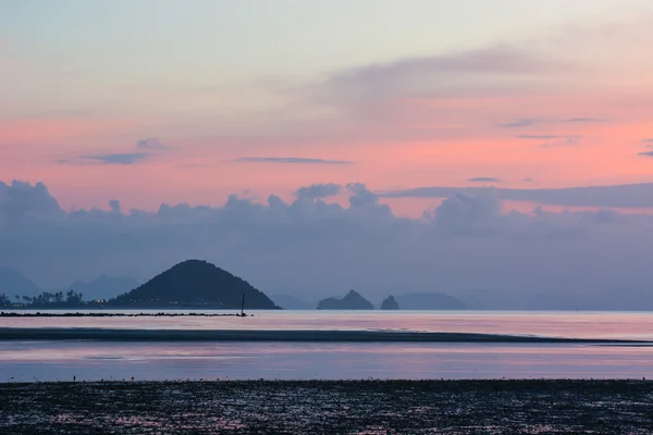 Hermosa puesta de sol en la playa del mar — Foto de Stock