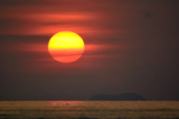 Západ slunce na pobřeží oceánu — Stock fotografie