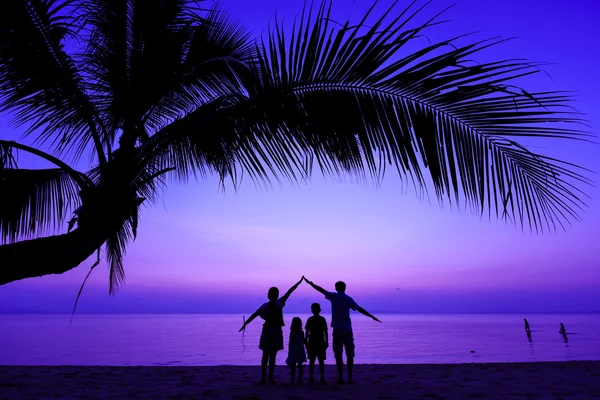 Família feliz na praia do mar — Fotografia de Stock