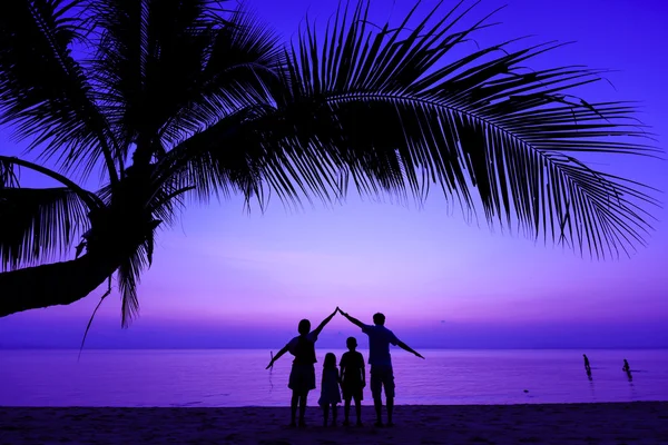 Glückliche Familie am Strand — Stockfoto