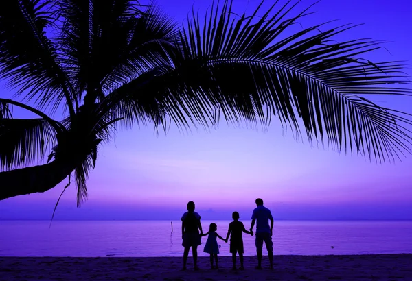 Bonne famille sur la plage de la mer — Photo