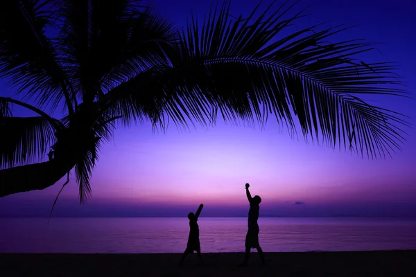 Vader en zoon op het strand — Stockfoto