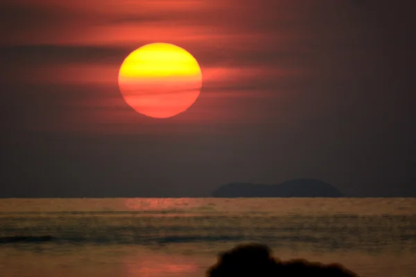 Západ slunce na pobřeží oceánu — Stock fotografie