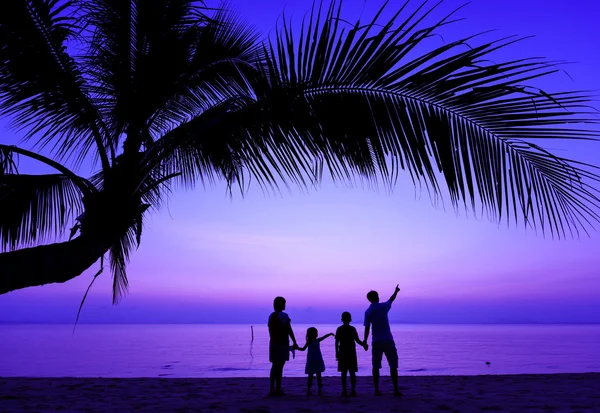 ครอบครัวที่มีความสุขบนชายหาดทะเล — ภาพถ่ายสต็อก