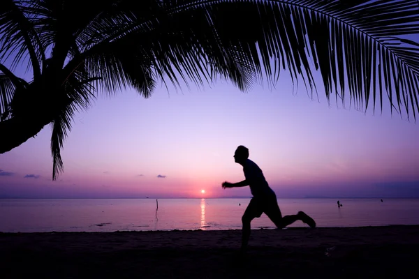 Hombre haciendo ejercicio en la playa — Foto de Stock