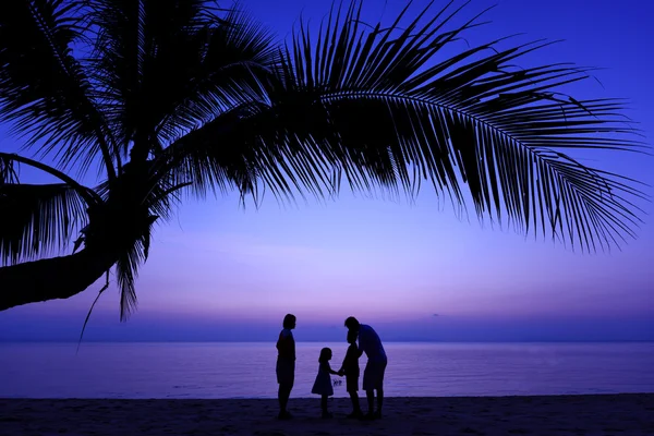 Familia feliz en la playa del mar — Foto de Stock