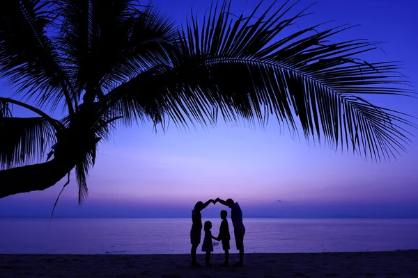 Glückliche Familie am Strand — Stockfoto