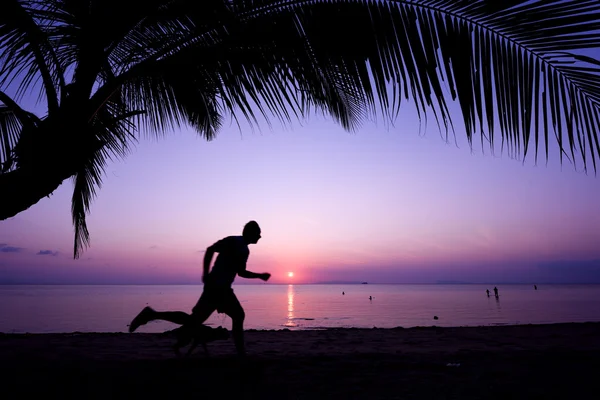 Hombre haciendo ejercicio en la playa — Foto de Stock