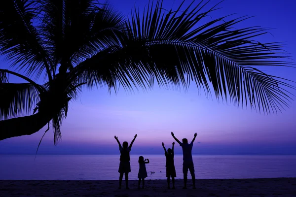 Bonne famille sur la plage de la mer — Photo