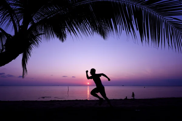 Man uit te werken op strand — Stockfoto