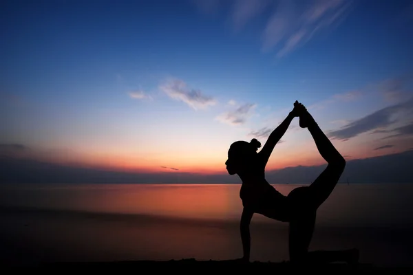 Mujer haciendo yoga al atardecer — Foto de Stock