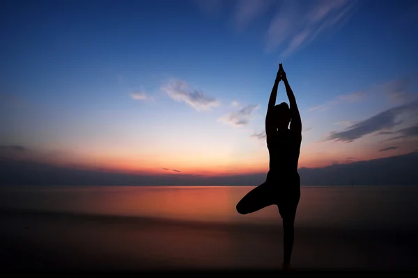 Gün batımında yoga yapan kadın. — Stok fotoğraf