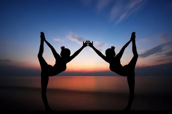 Frauen machen Yoga bei Sonnenuntergang — Stockfoto