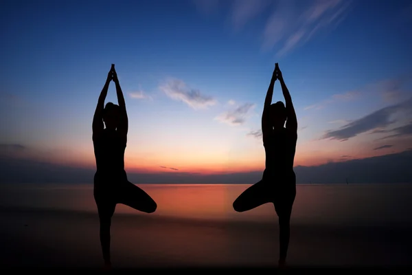 Kvinnor som gör yoga vid solnedgången — Stockfoto