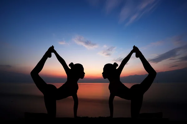 Donne che fanno yoga al tramonto — Foto Stock