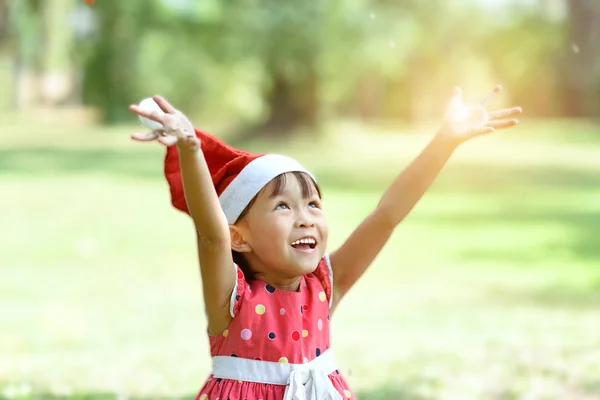 Gelukkig meisje in Kerstman hoed — Stockfoto