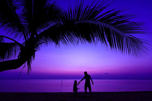 Father with little daughter on beach — Stock Photo, Image