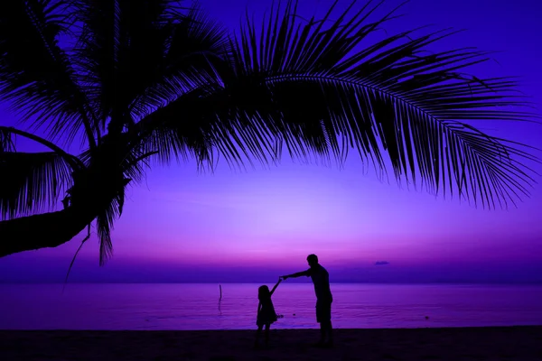 父亲带着小女儿在海滩上 — 图库照片