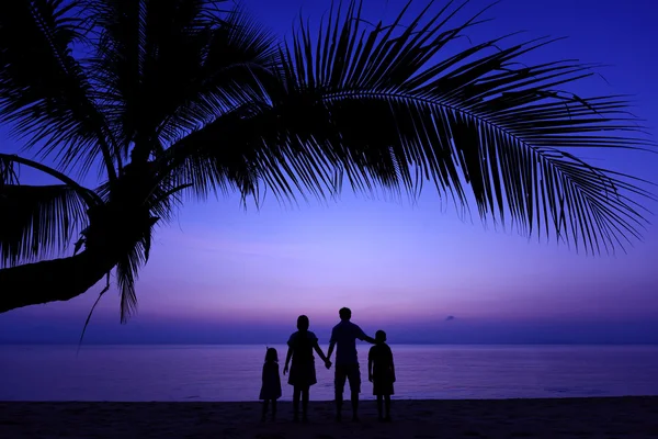 Lycklig familj på stranden — Stockfoto