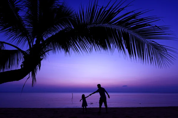 Padre con hija pequeña en la playa — Foto de Stock