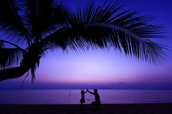 Father with little daughter on beach — Stock Photo, Image