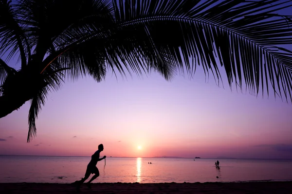 Hombre haciendo ejercicio en la playa — Foto de Stock