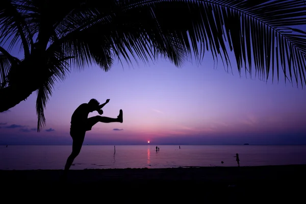 Mann trainiert am Strand — Stockfoto