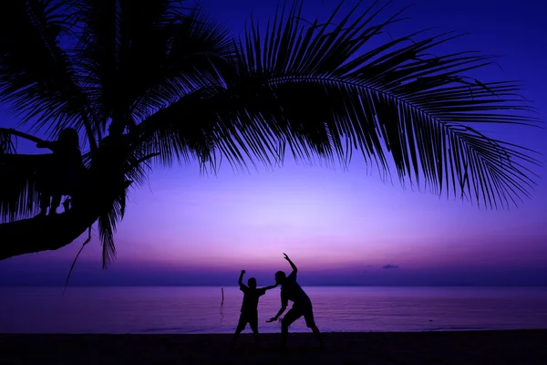 Padre e hijo en la playa — Foto de Stock