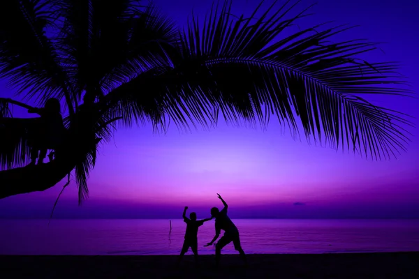 Padre e hijo en la playa — Foto de Stock