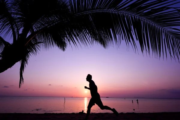 Hombre haciendo ejercicio en la playa — Foto de Stock