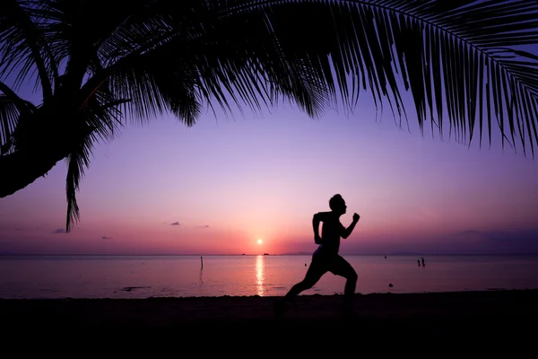 Hombre haciendo ejercicio en la playa — Foto de Stock