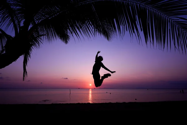 Hombre haciendo ejercicio en la playa — Foto de Stock