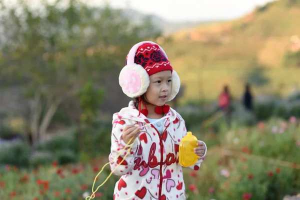 Asiatique enfant avec savon bulles — Photo