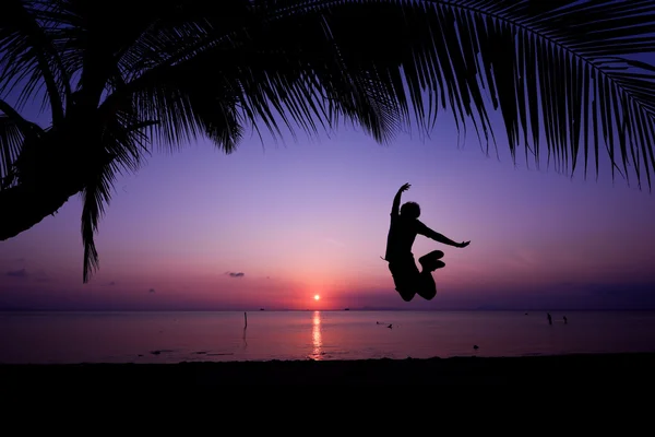 Hombre haciendo ejercicio en la playa — Foto de Stock