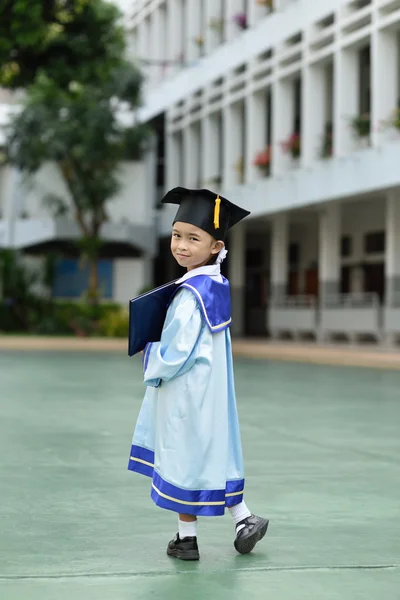 Küçük kız Anaokulundan mezun oldu — Stok fotoğraf