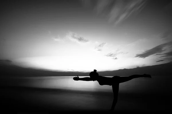 Mujer haciendo yoga al atardecer — Foto de Stock