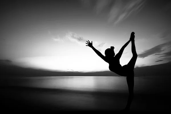 日落时做瑜伽的女人 — 图库照片