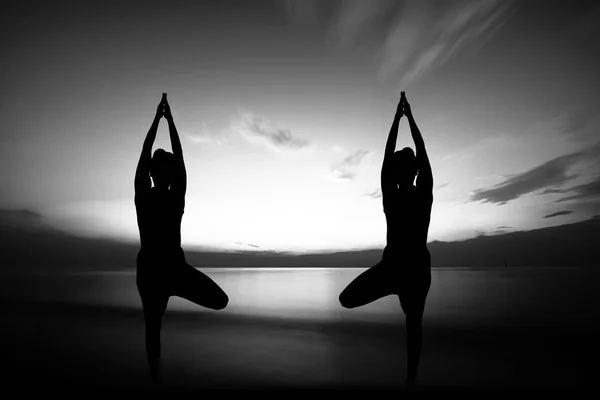 Frauen machen Yoga bei Sonnenuntergang — Stockfoto