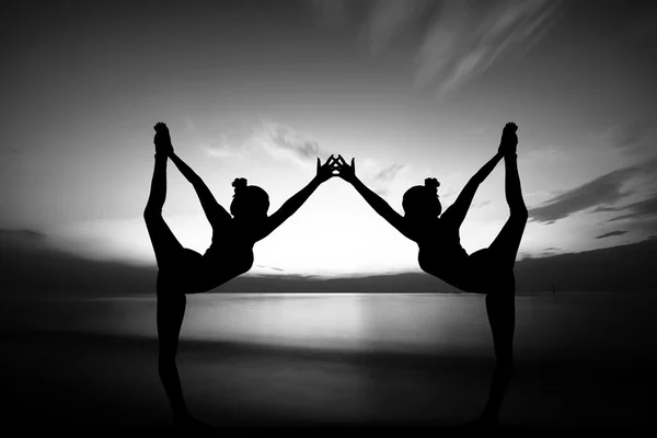Mujeres haciendo yoga al atardecer —  Fotos de Stock