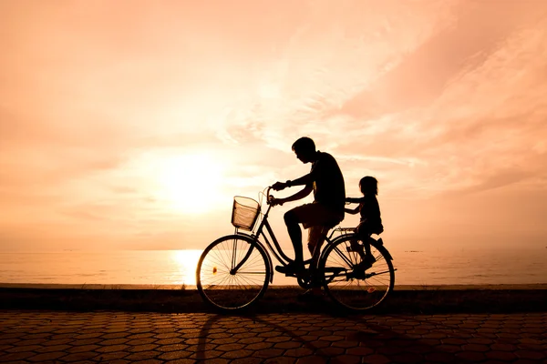 Silhueta da família motociclista — Fotografia de Stock