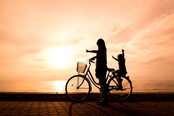 Silueta de la familia motociclista — Foto de Stock