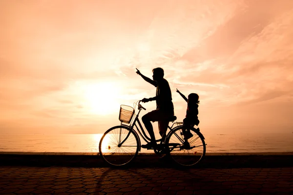 Rodzina sylwetka rowerzysta — Zdjęcie stockowe