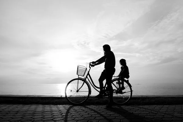 Silueta de la familia motociclista — Foto de Stock