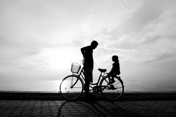 骑自行车的人家庭剪影 — 图库照片