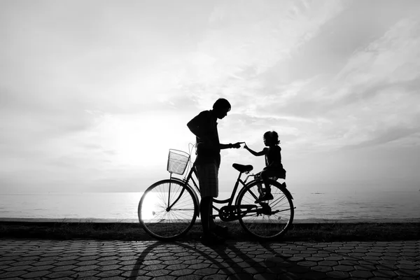 Silhueta da família motociclista — Fotografia de Stock