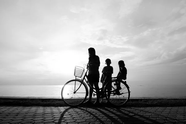 Biker familie silhouet — Stockfoto