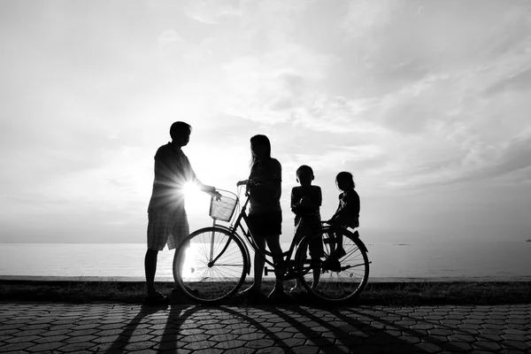 Silueta de la familia motociclista — Foto de Stock